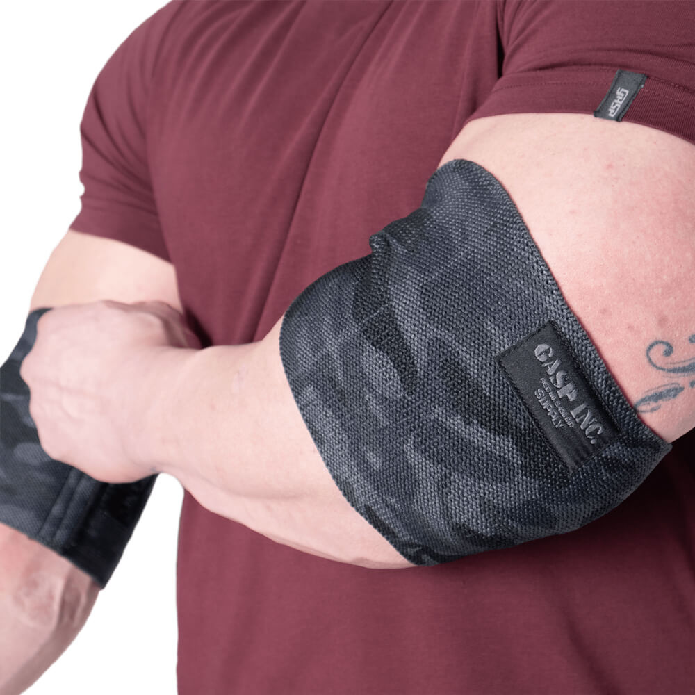 Gasp Heavy Duty Elbow Sleeve, dark camo ryhmässä Treenivälineet / Muut suojat ja tuet @ Tillskottsbolaget (GASP9632)